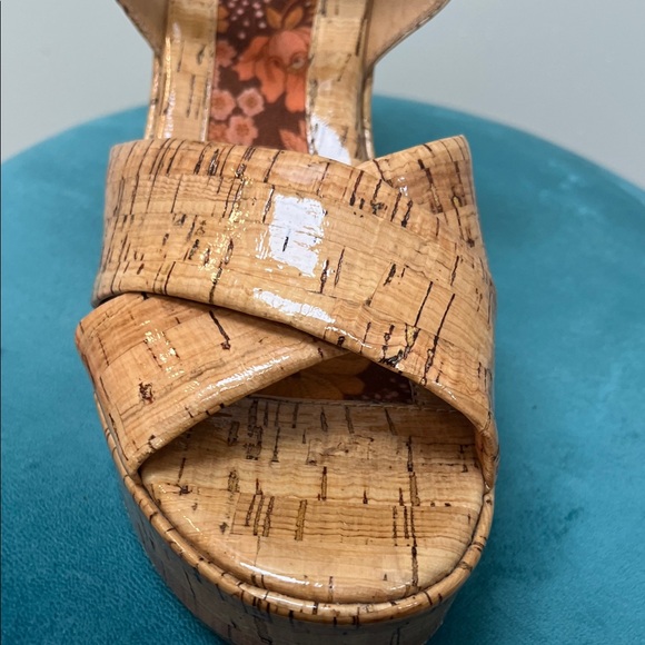 Korks Women's Tan Platform Sandals. Size 8 - Picture 9 of 16